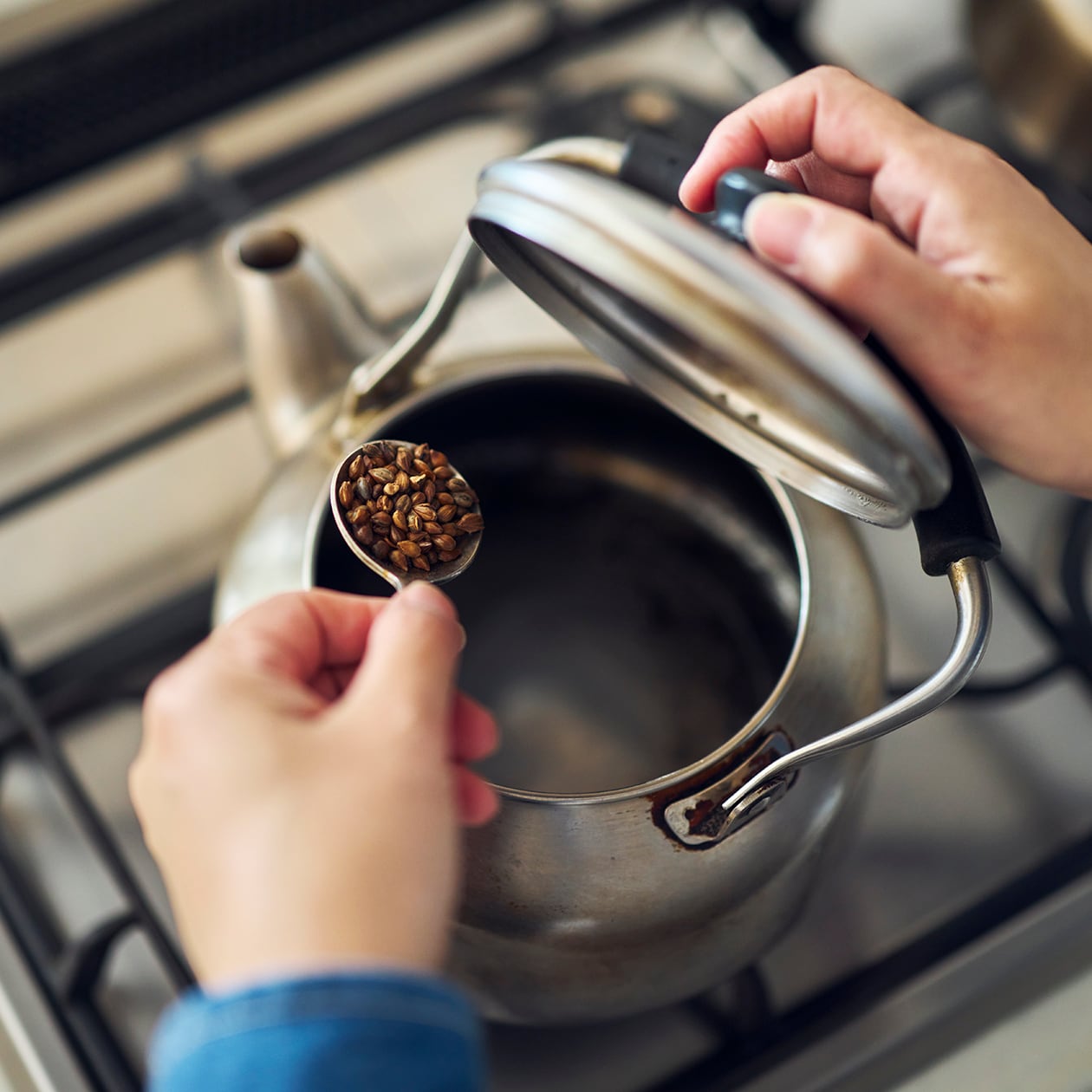 「ガラスピッチャーは、家族と一緒に、いつもそこにある存在」Tamy(イラストレーター)_WhLXg5