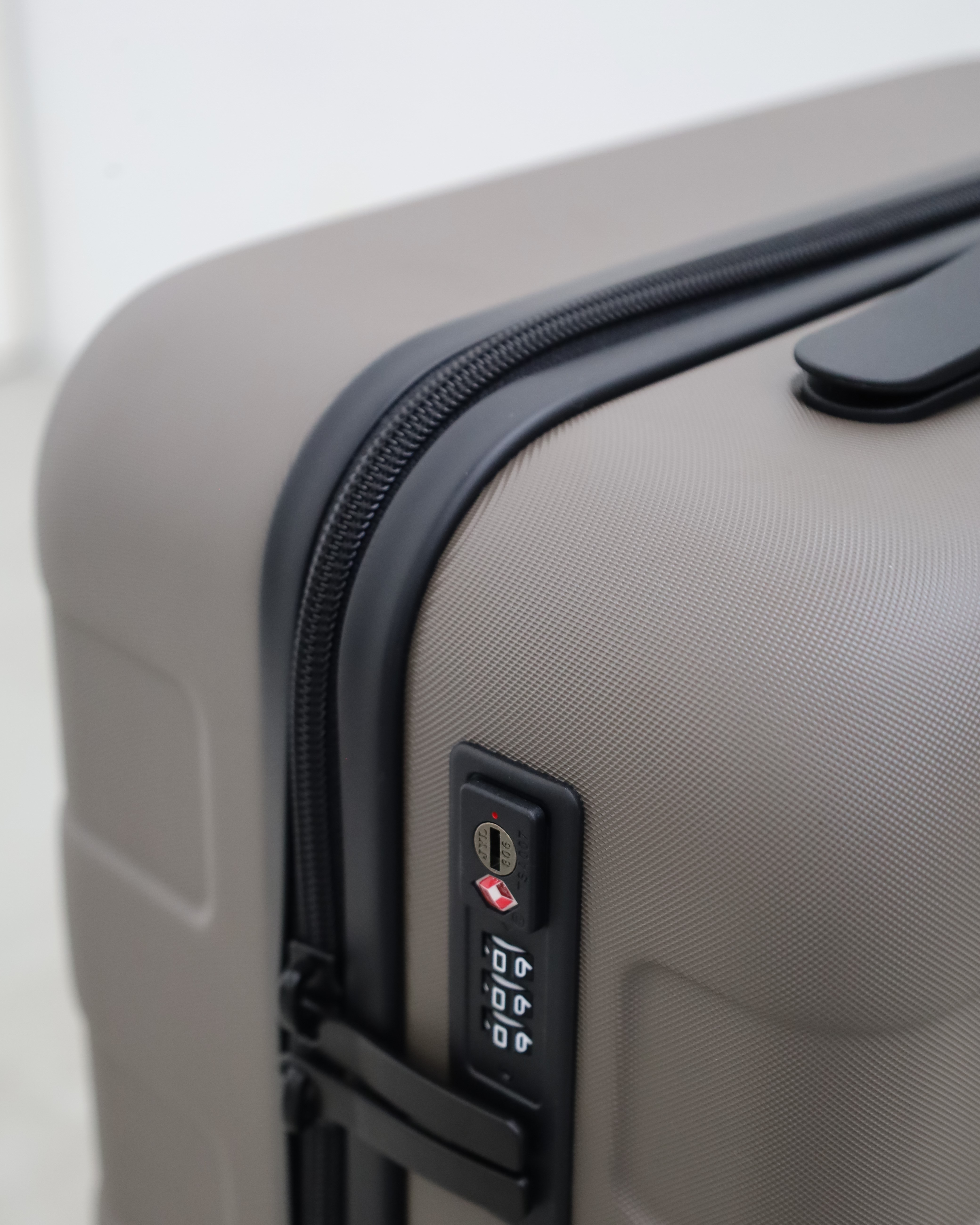 「キャリーケース」がリニューアル。4つの新色も登場_KjF7zh