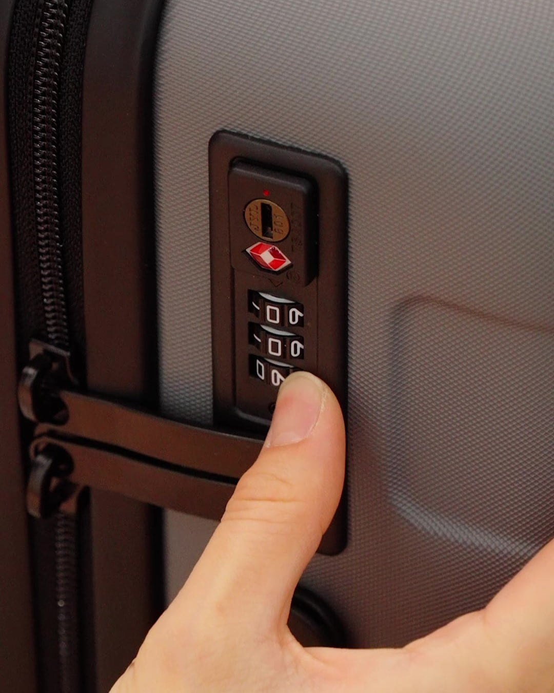 「キャリーケース」がリニューアル。4つの新色も登場_53NU7m