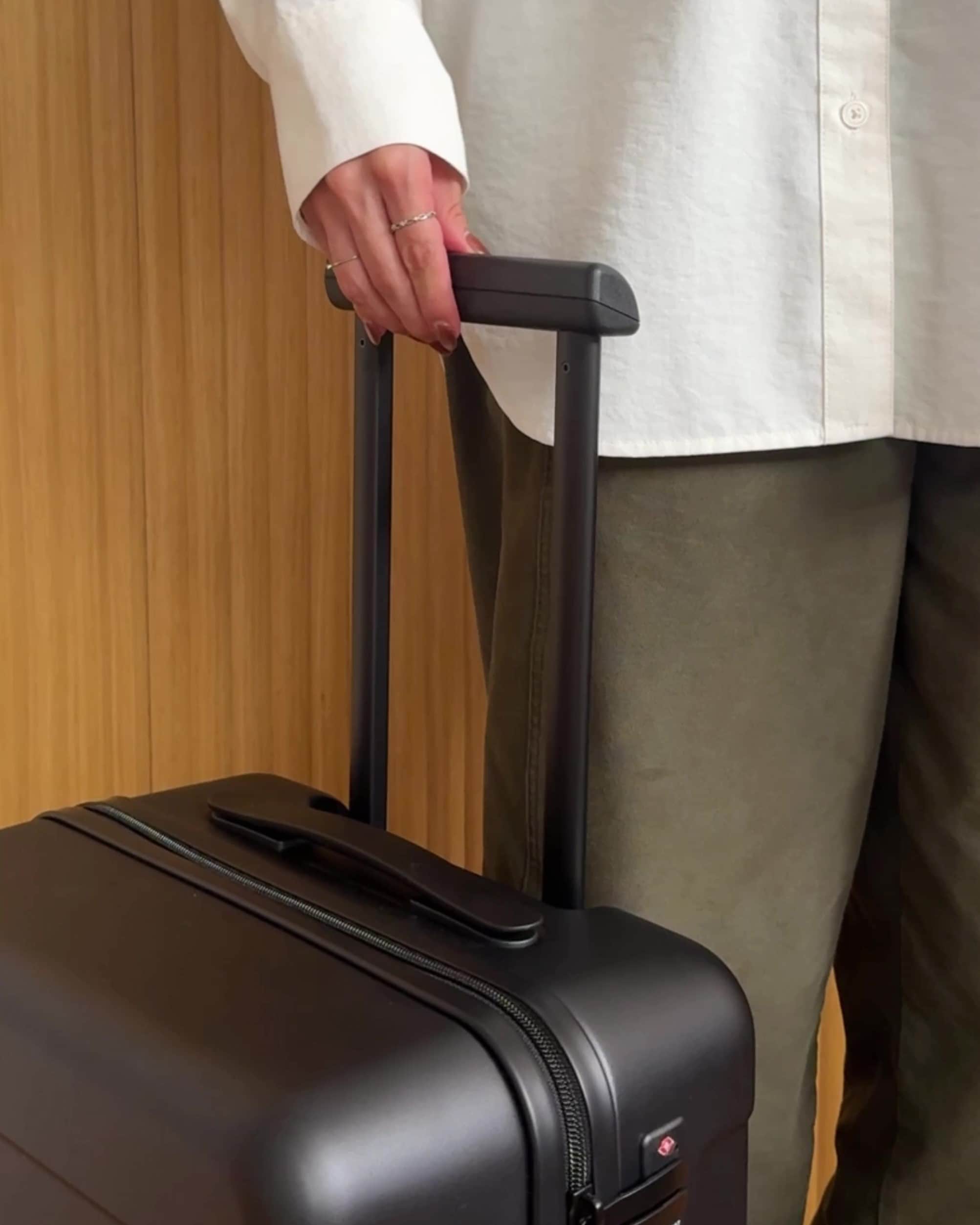 「キャリーケース」がリニューアル。4つの新色も登場_a9Bn0c