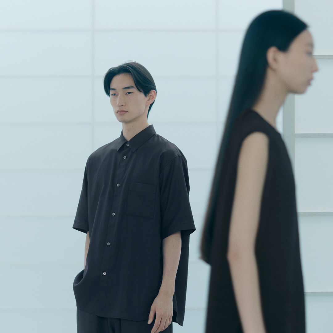 ムジラボの洋服を着用した男女