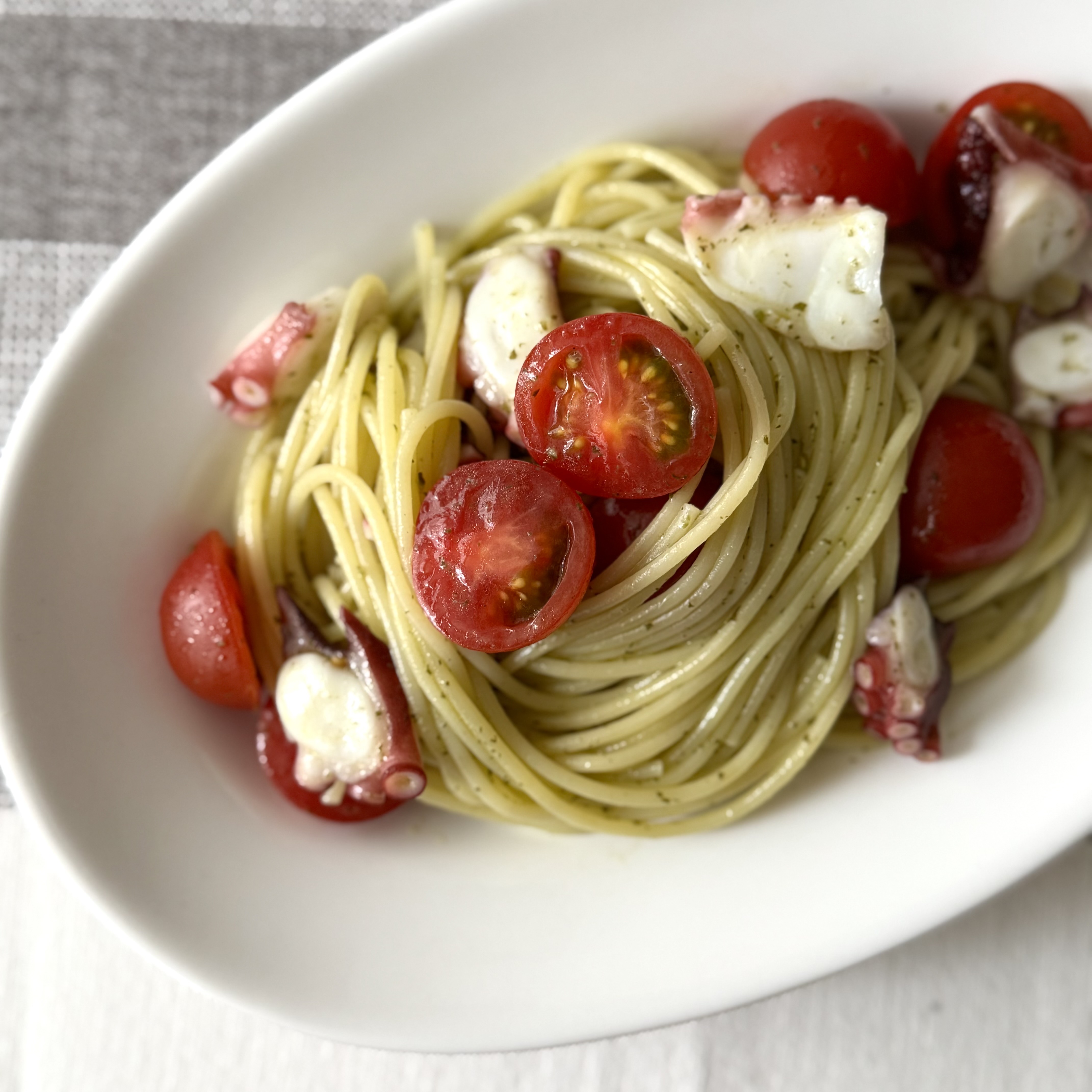 たことミニトマトのバジルパスタ