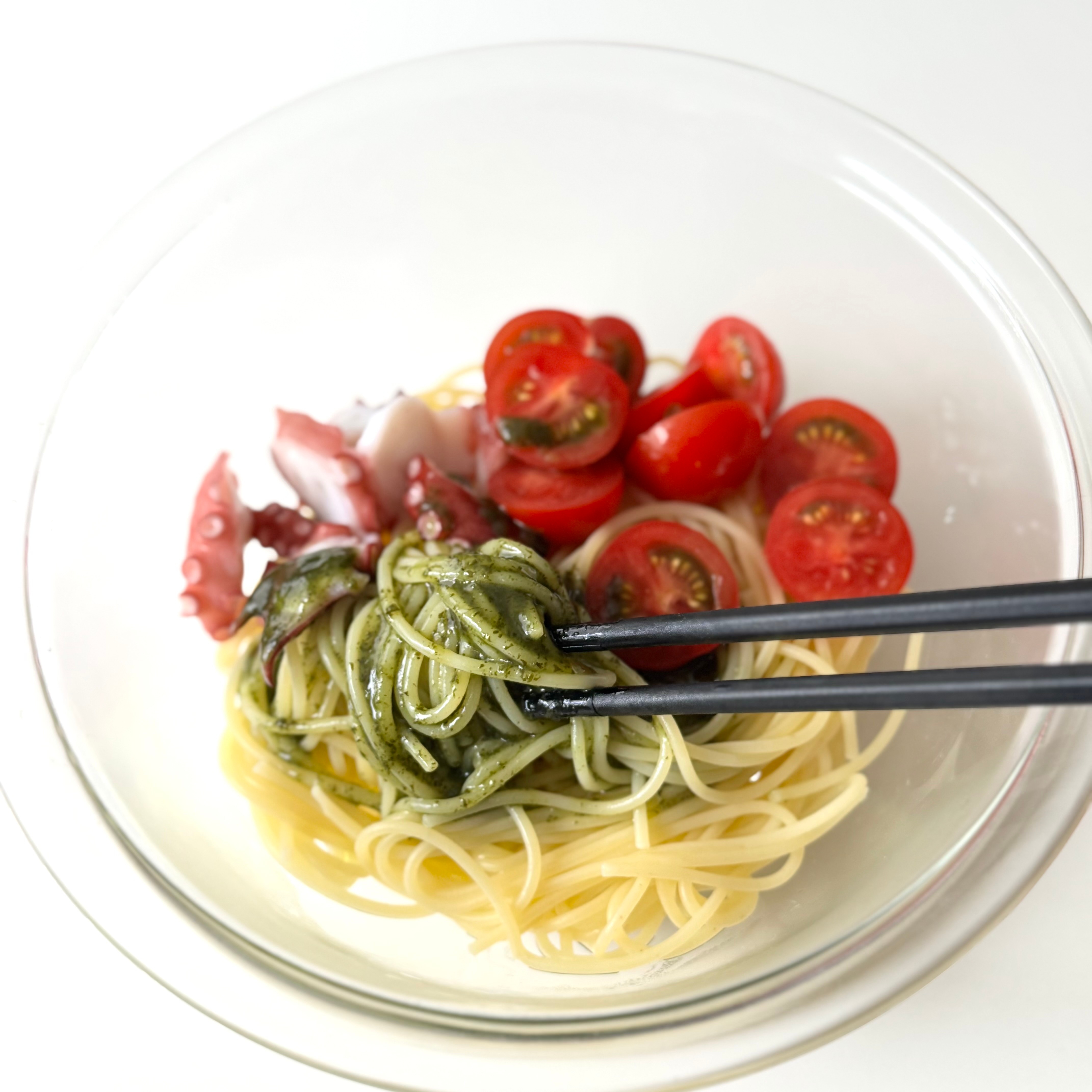 「たことミニトマトのバジルパスタ」材料をボウルで混ぜ合わせる。