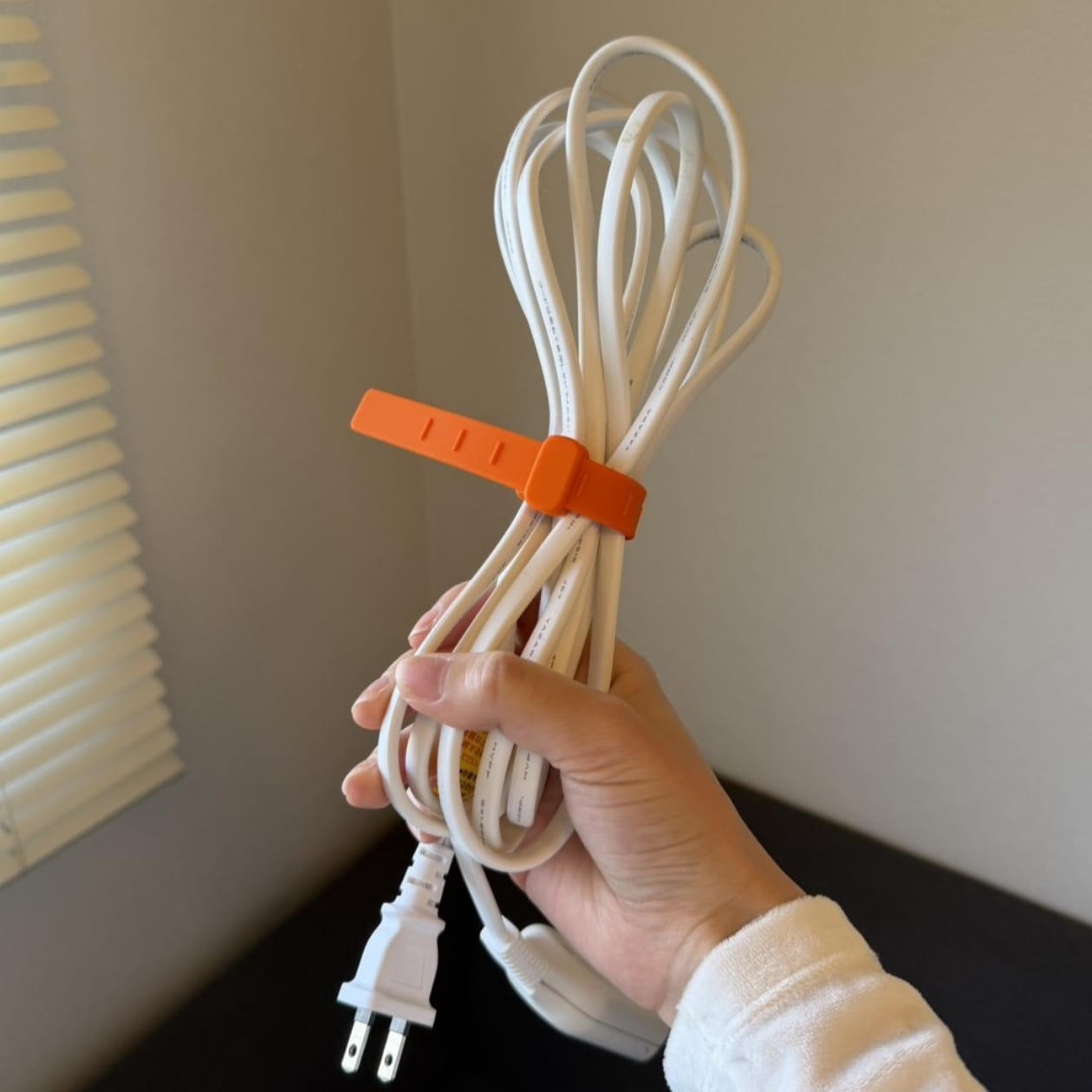 無印良品のシリコーン識別バンドLのオレンジで延長コードをまとめる