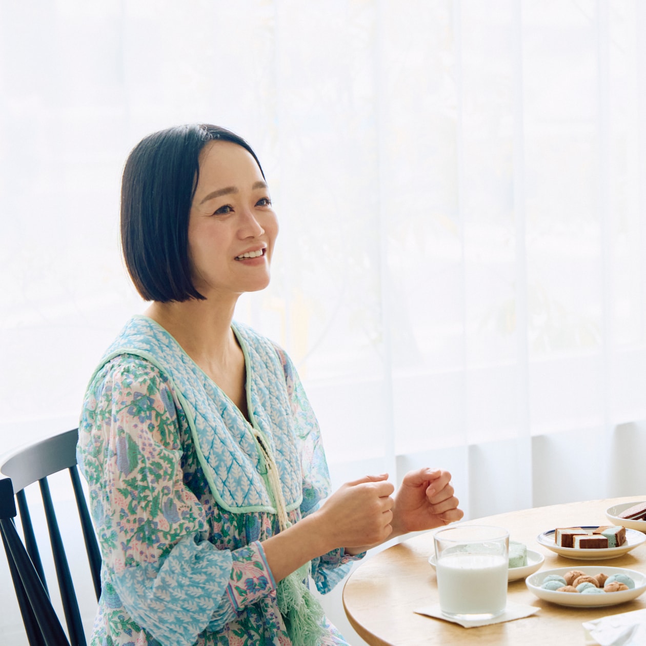 「チョコミントとリンクさせた」ミントカラーのワンピースがお似合いの小菅さん。