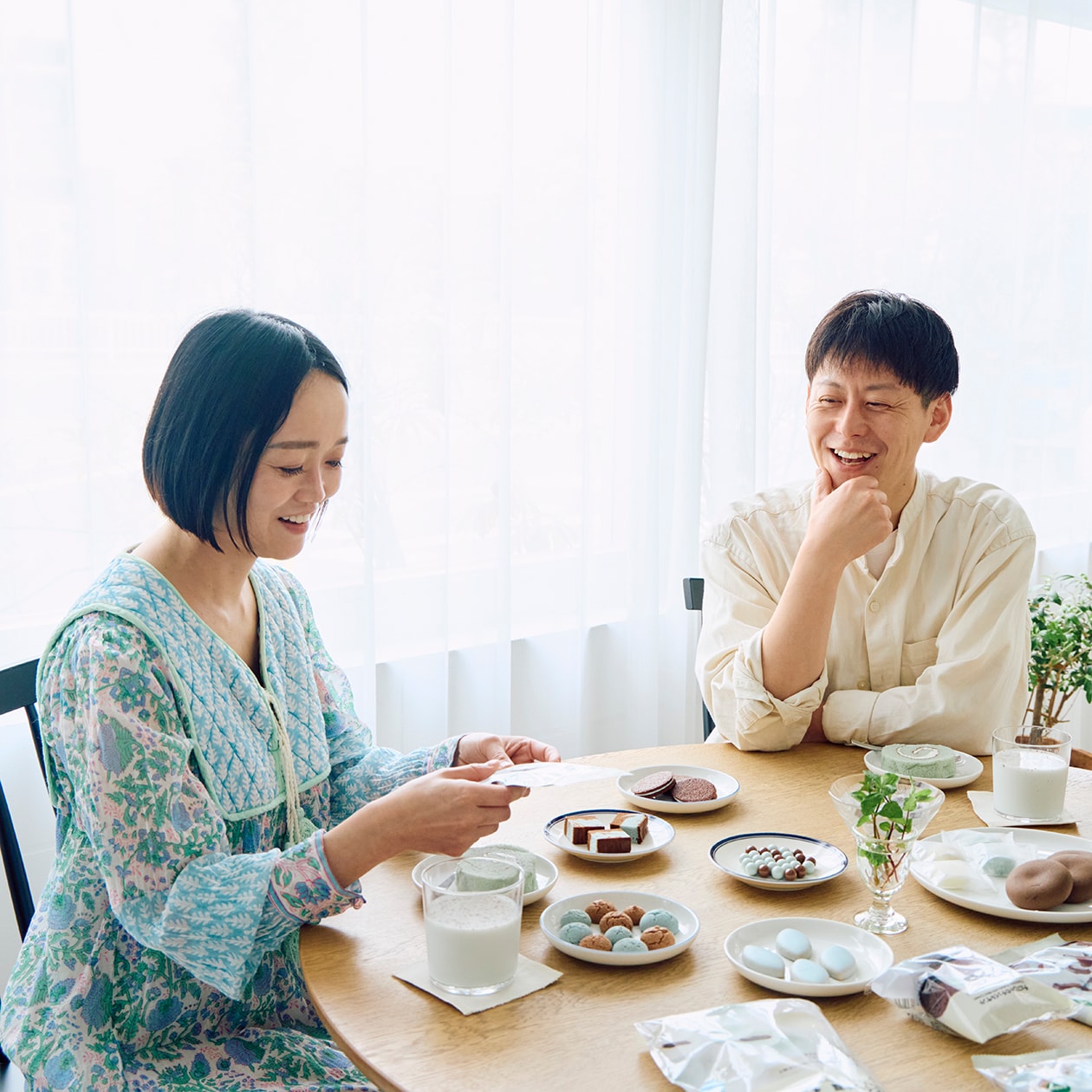 チョコミントのお菓子を食べる小菅さんと大前さん