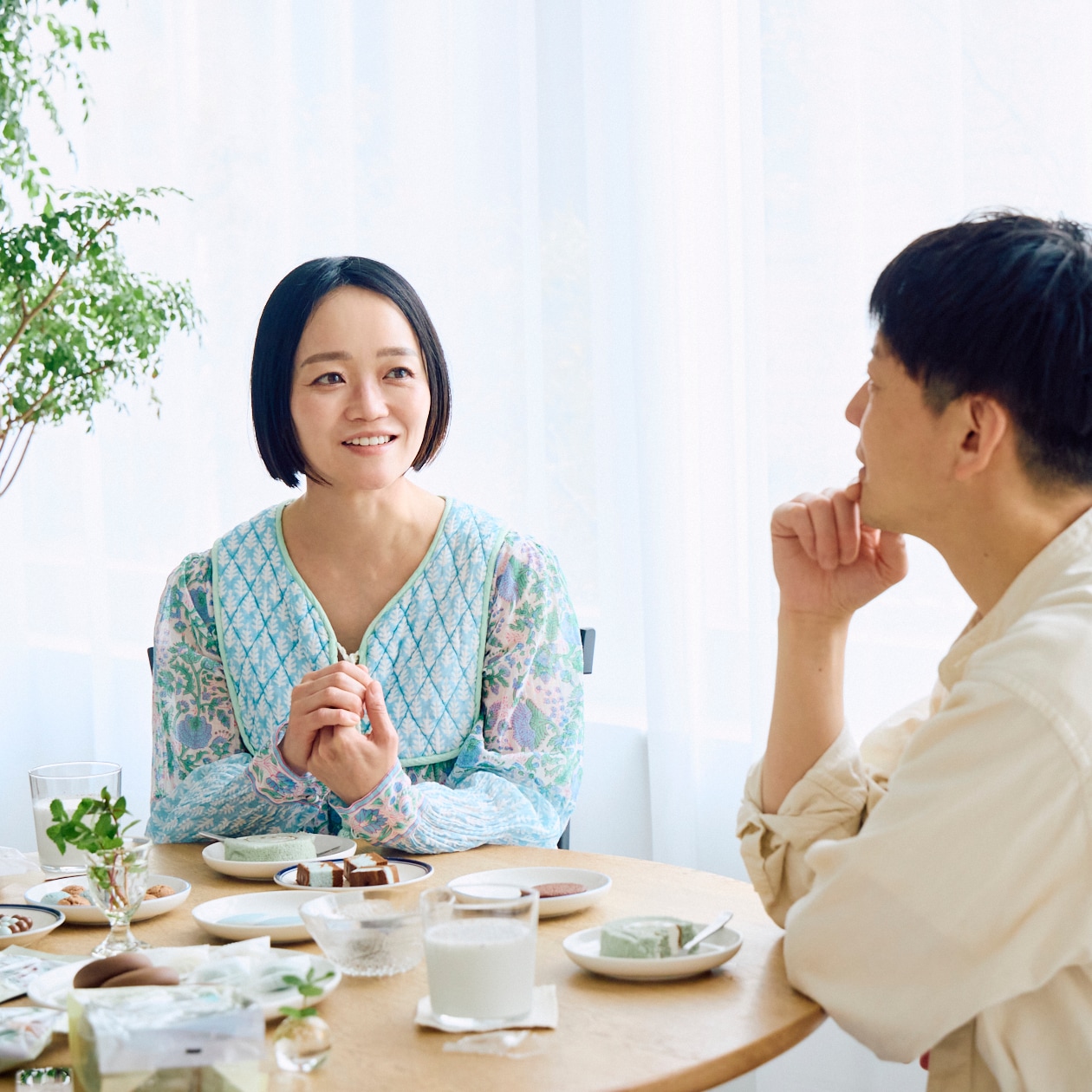チョコミントのお菓子を食べる小菅さんと大前さん