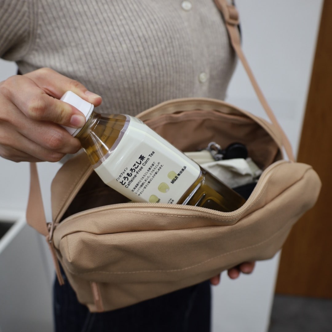 無印良品の『撥水 再生ポリエステル 背面ポケット付き ショルダーバッグ』