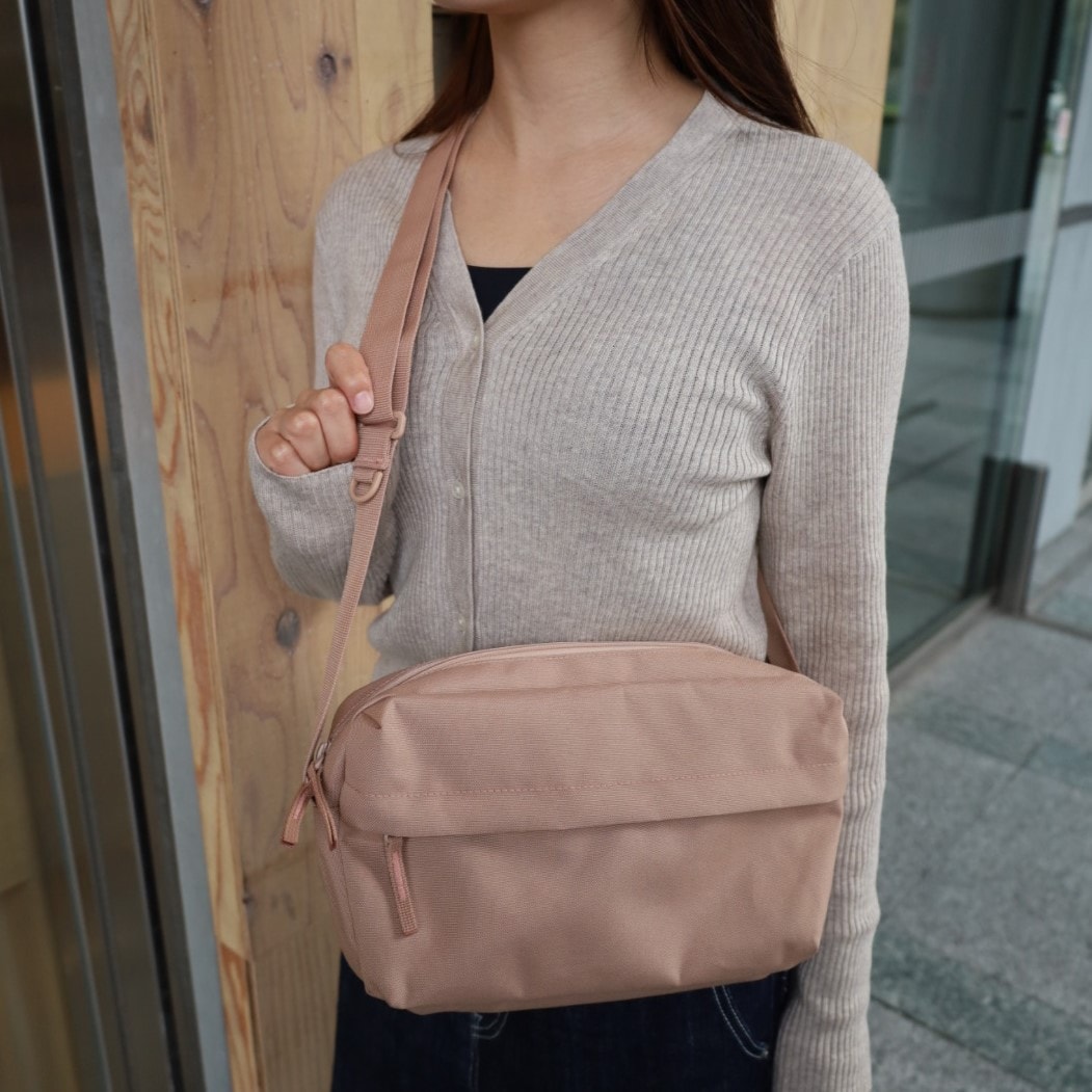 無印良品の『撥水 再生ポリエステル 背面ポケット付き ショルダーバッグ』
