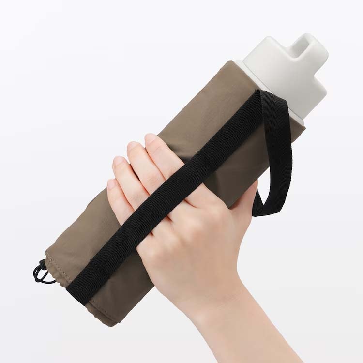 ストラップに手を差し込んで持てる、高さが調整できる ボトル用ホルダー