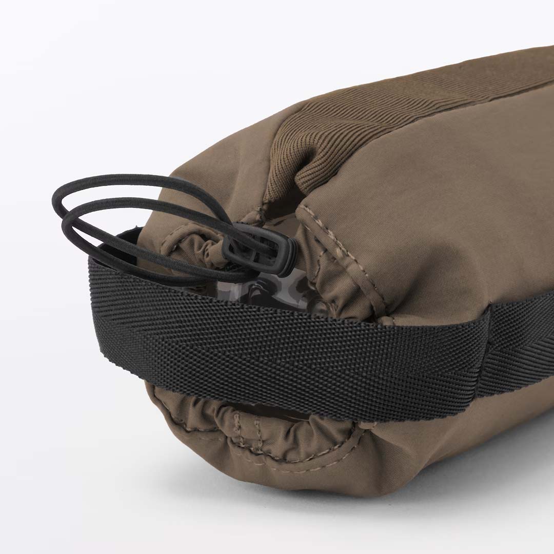 底を絞った、高さが調整できる ボトル用ホルダー