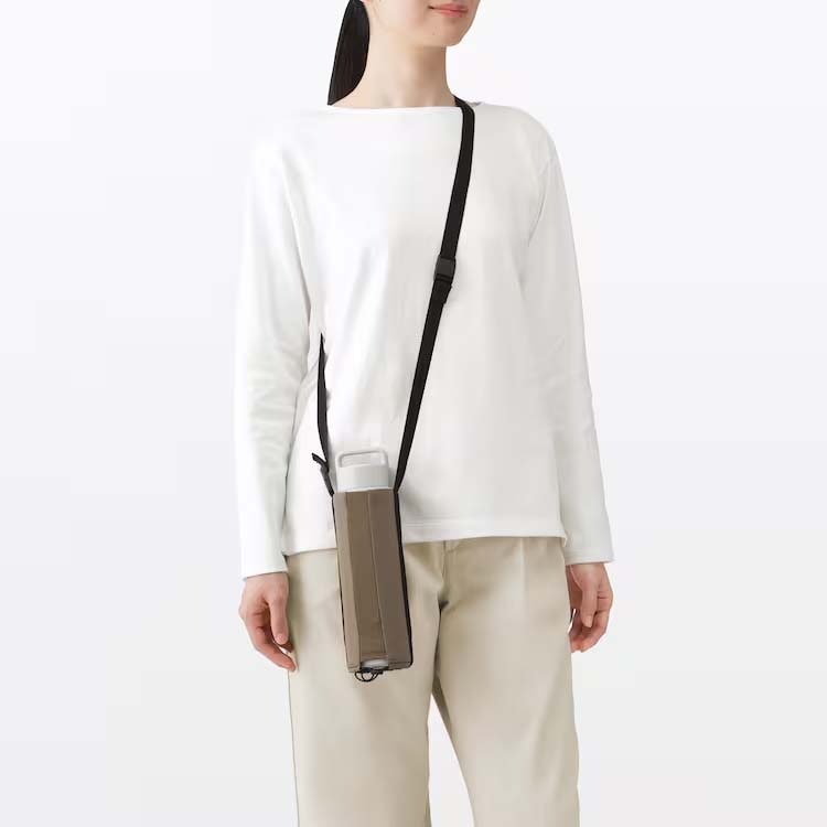 肩にかけた、高さが調整できる ボトル用ホルダー