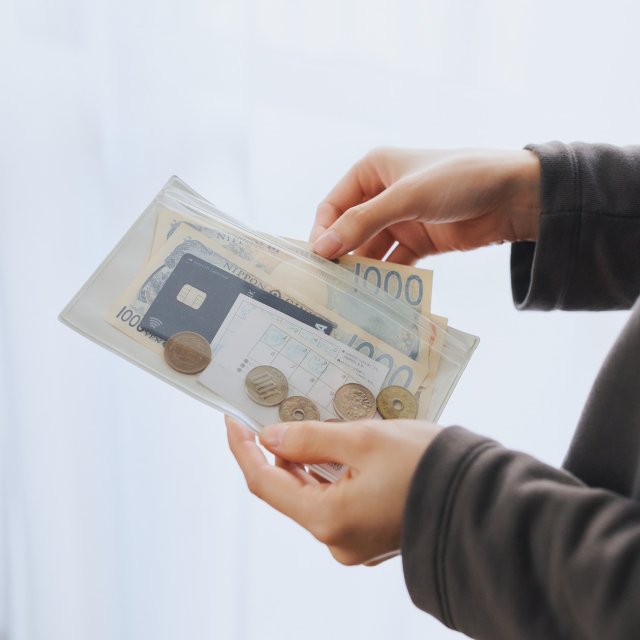 薄いケースへ小分けに持ち出した現金とカード