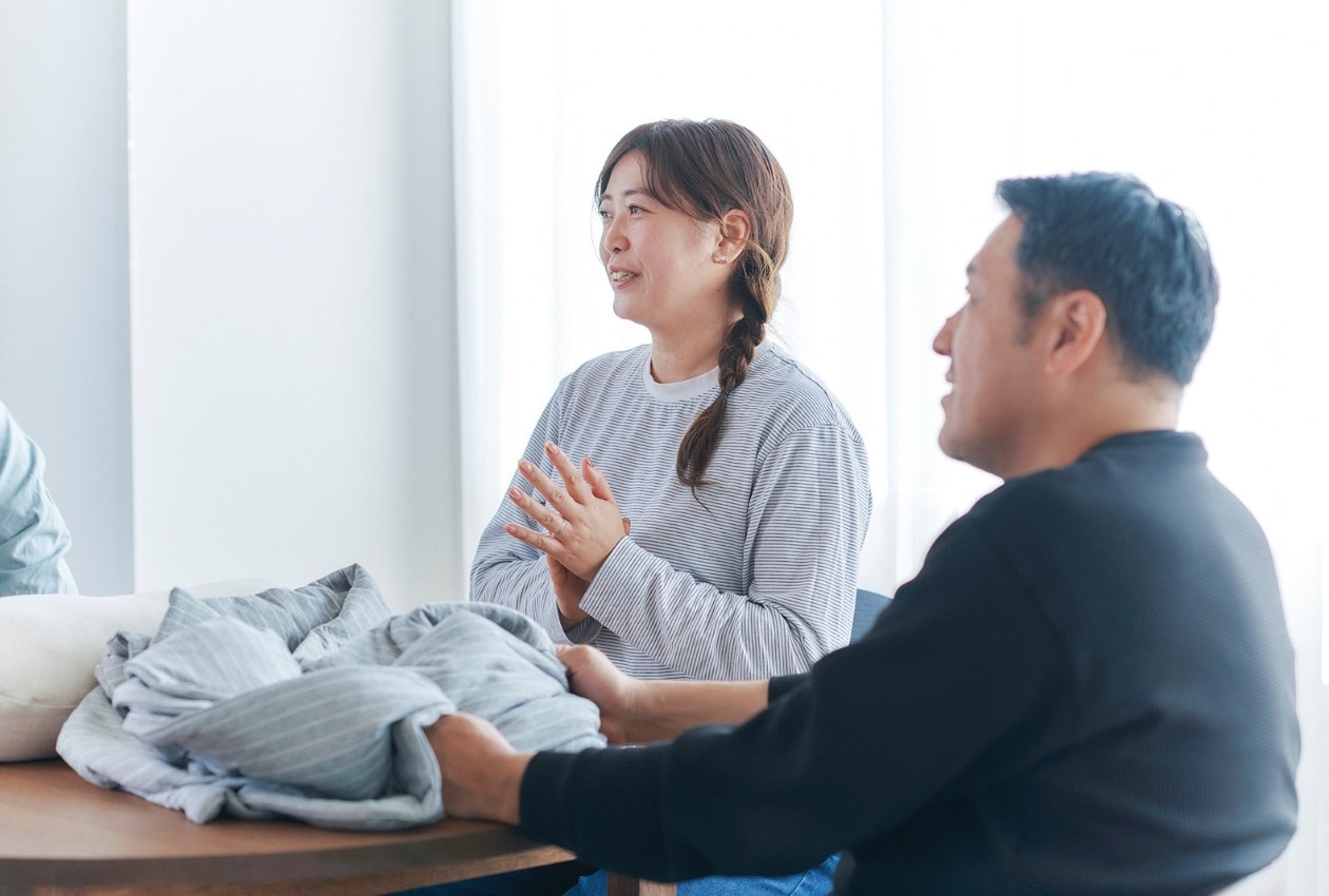 夏の寝具選びについて話すスタッフBさん