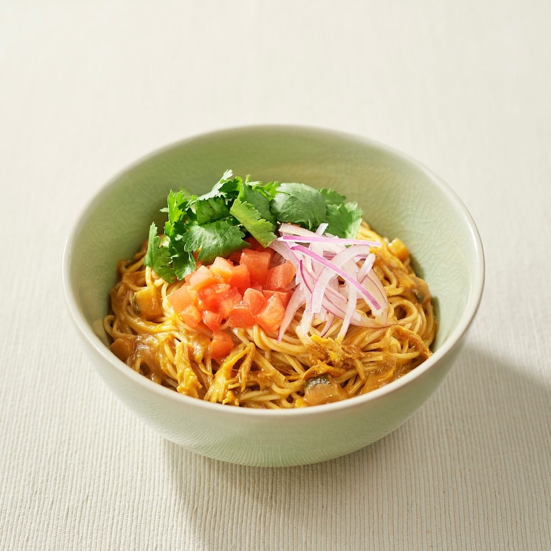 新商品 ｜ 夏野菜も一緒に楽しむ。麺にあえる ココナッツとハーブのカレーだれ