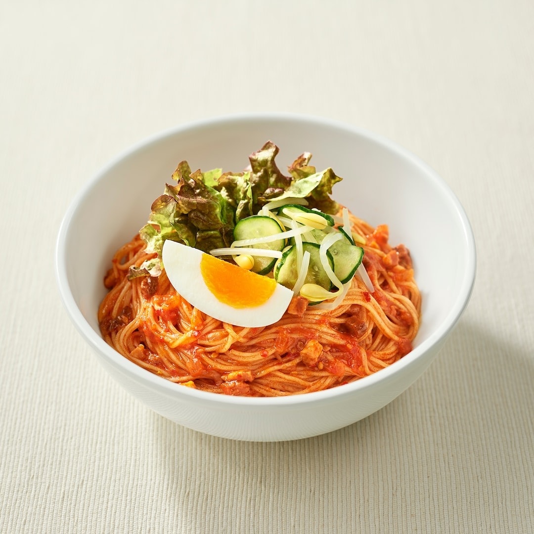 新商品 ｜ 夏野菜も一緒に楽しむ。麺にあえる ココナッツとハーブのカレーだれ_xBd1w2