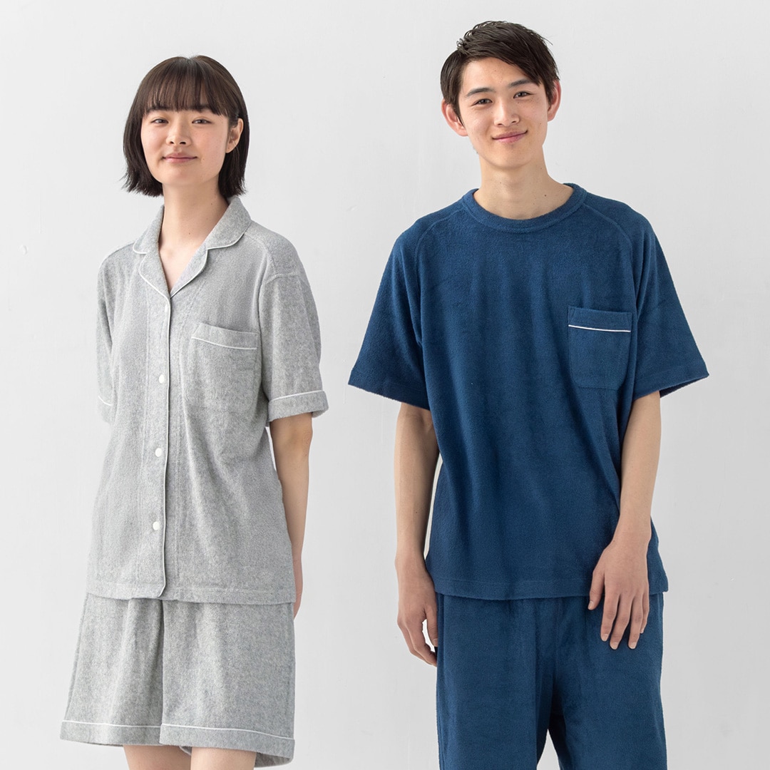 半袖パジャマを着た男性と女性モデルの画像