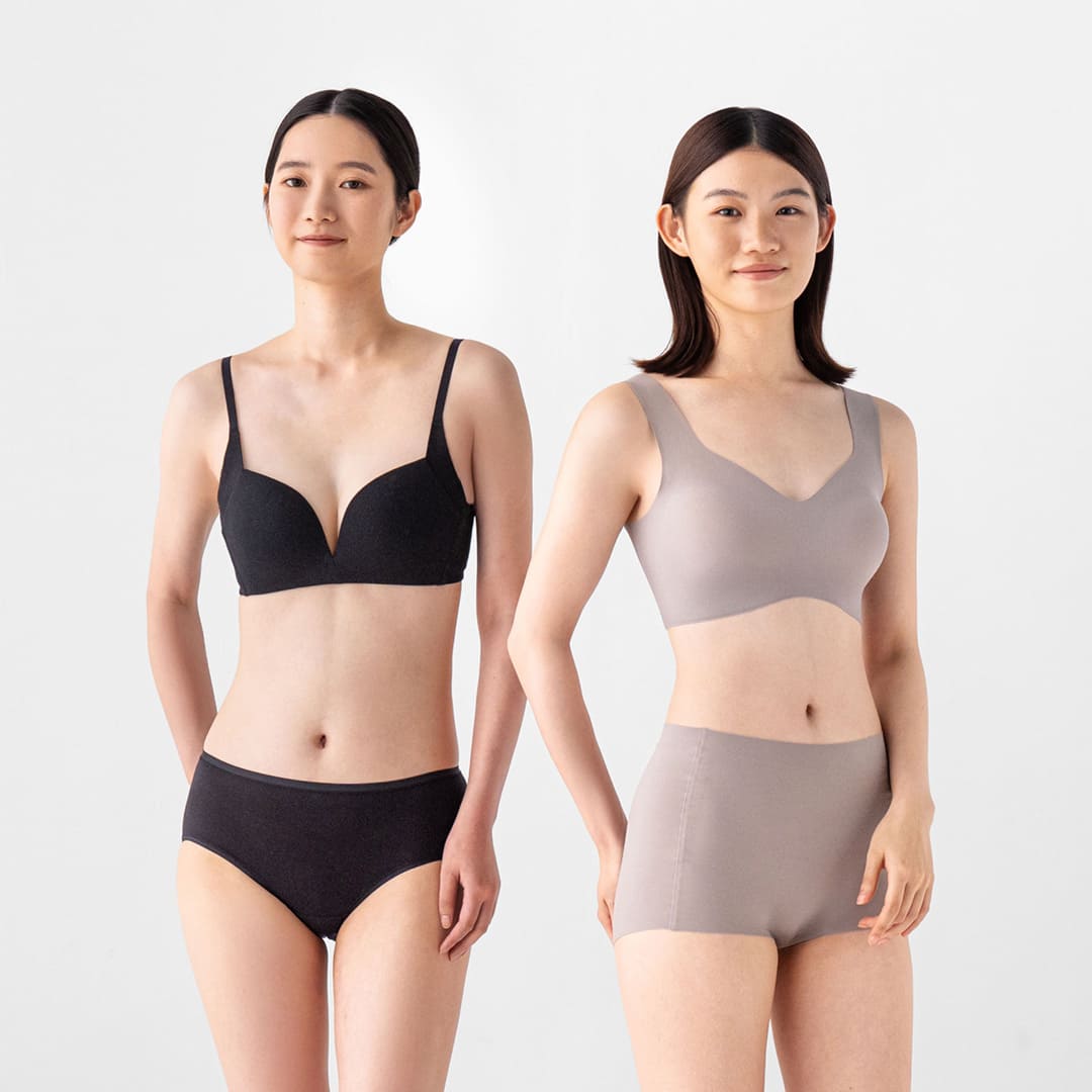 ブラジャーとショーツを着用した女性