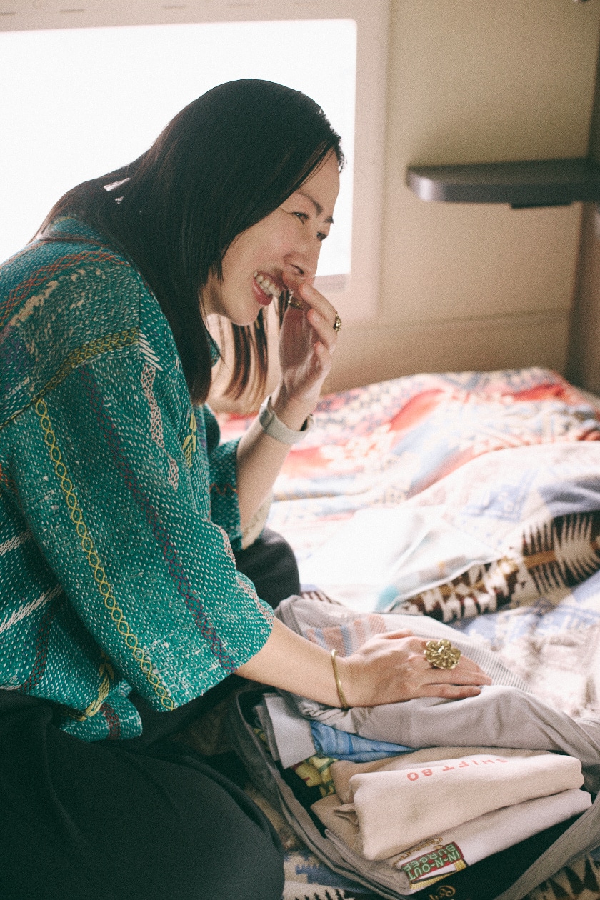 パッキングをする坂田ミギーさん