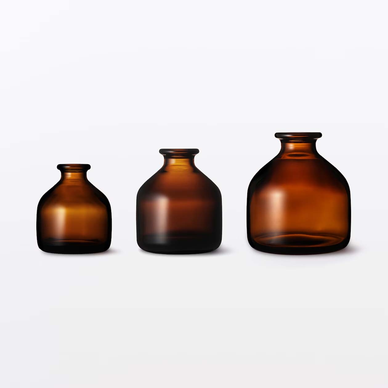 三つ並んだ、茶色い遮光タイプのガラスボトル
