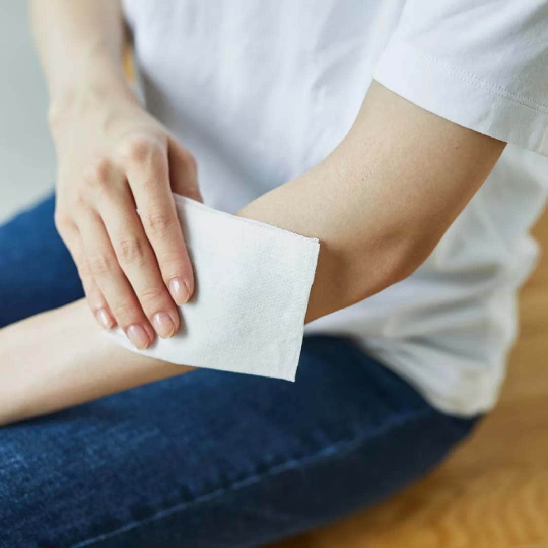 シートで肌の汗を拭いているところ