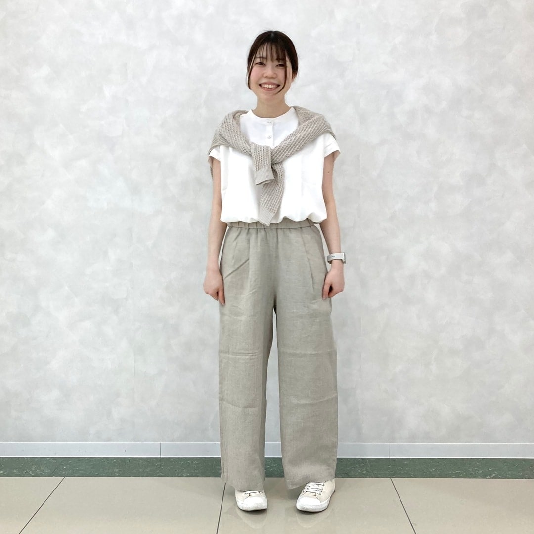 無印良品の『婦人 風を通す フレンチスリーブブラウス』を使ったスタッフコーディネート