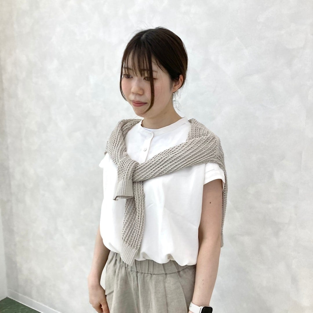 無印良品の『婦人 風を通す フレンチスリーブブラウス』を使ったスタッフコーディネート