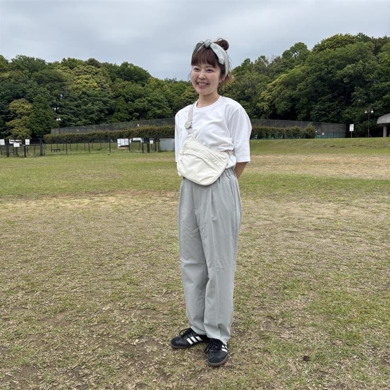 無印良品の『婦人 風を通す ストレッチサッカーイージーテーパードパンツ』を使ったスタッフコーディネート