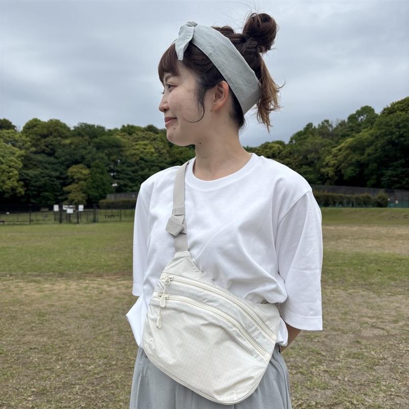 無印良品の『婦人 風を通す ストレッチサッカーイージーテーパードパンツ』を使ったスタッフコーディネート
