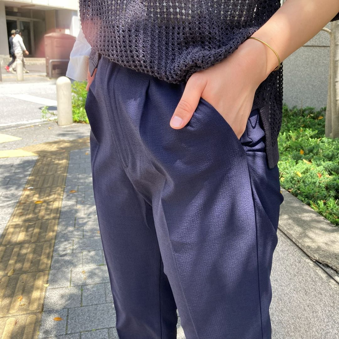 無印良品の『婦人 風を通す ストレッチサッカーイージーテーパードパンツ』を使ったスタッフコーディネート