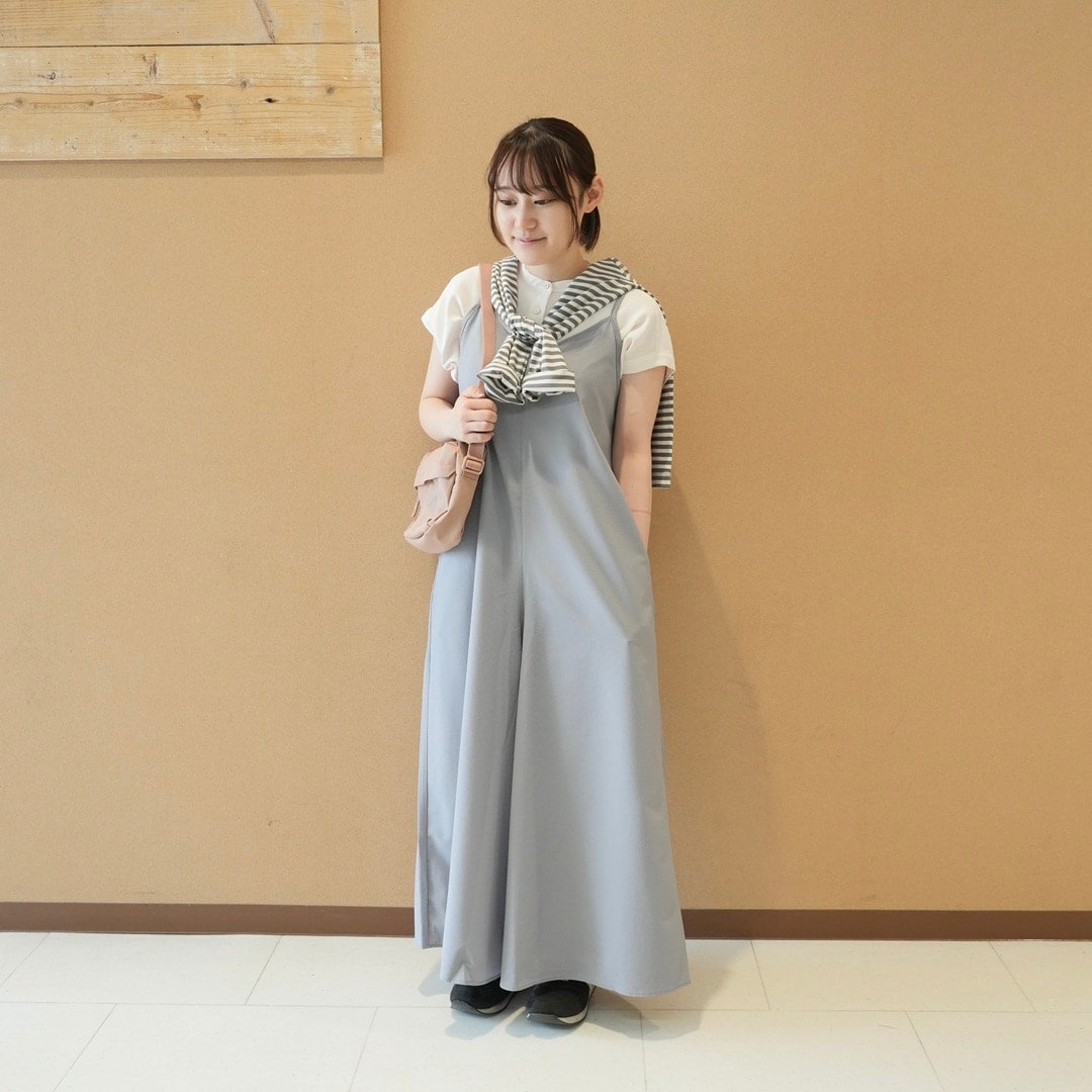 無印良品の『婦人 風を通す ストレッチサッカーサロペット』を使ったスタッフコーディネート