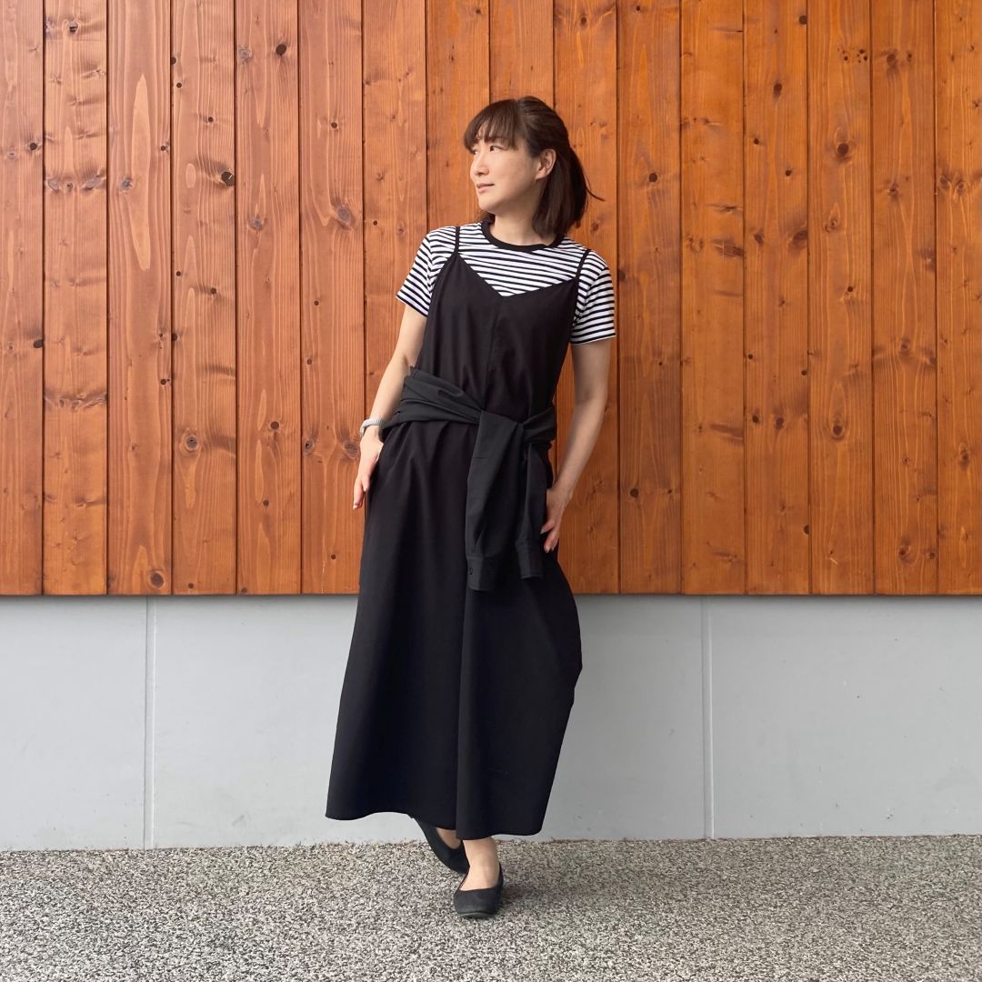 無印良品の『婦人 風を通す ストレッチサッカーサロペット』を使ったスタッフコーディネート