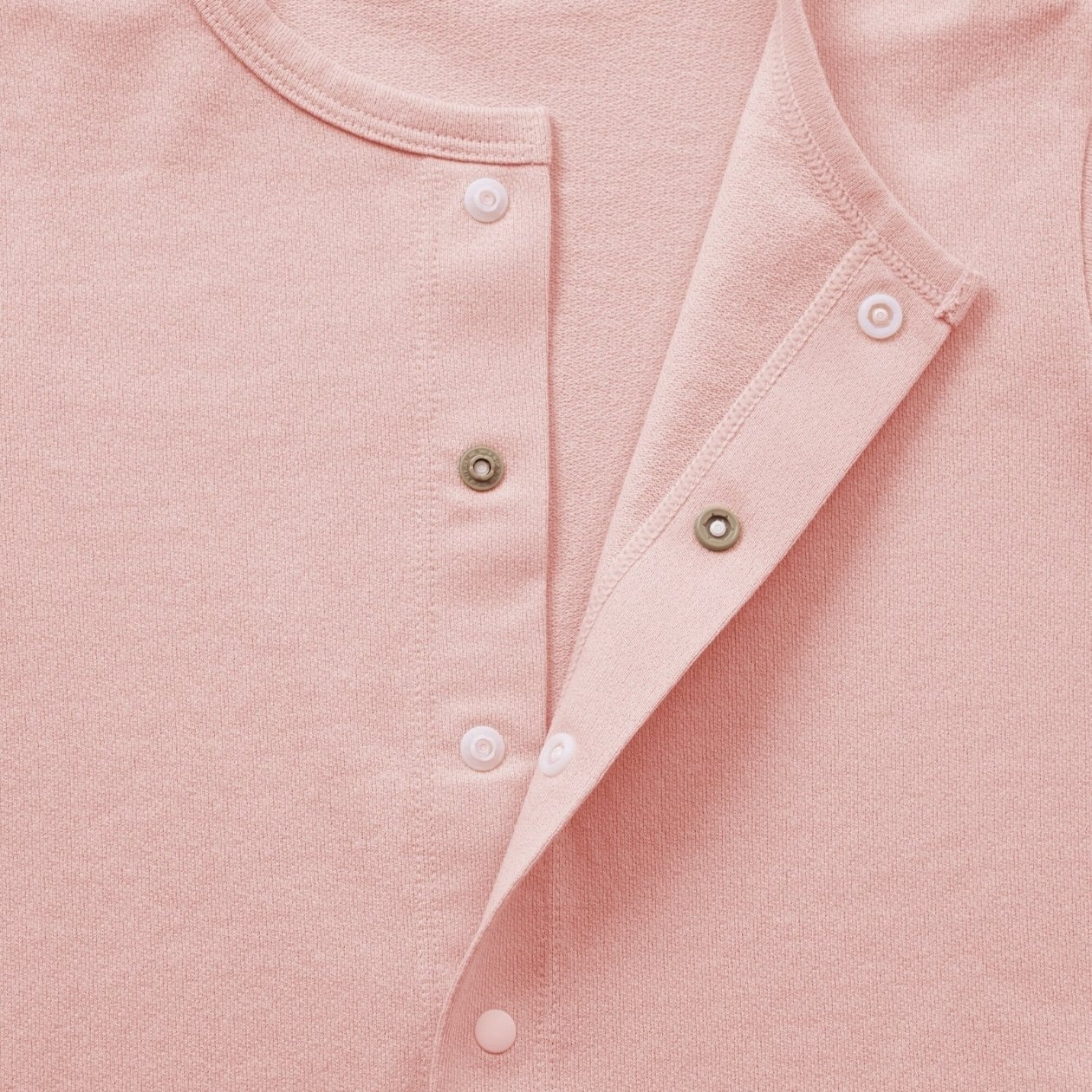 無印良品のこども服で使われる裏がギザギザしたボタン