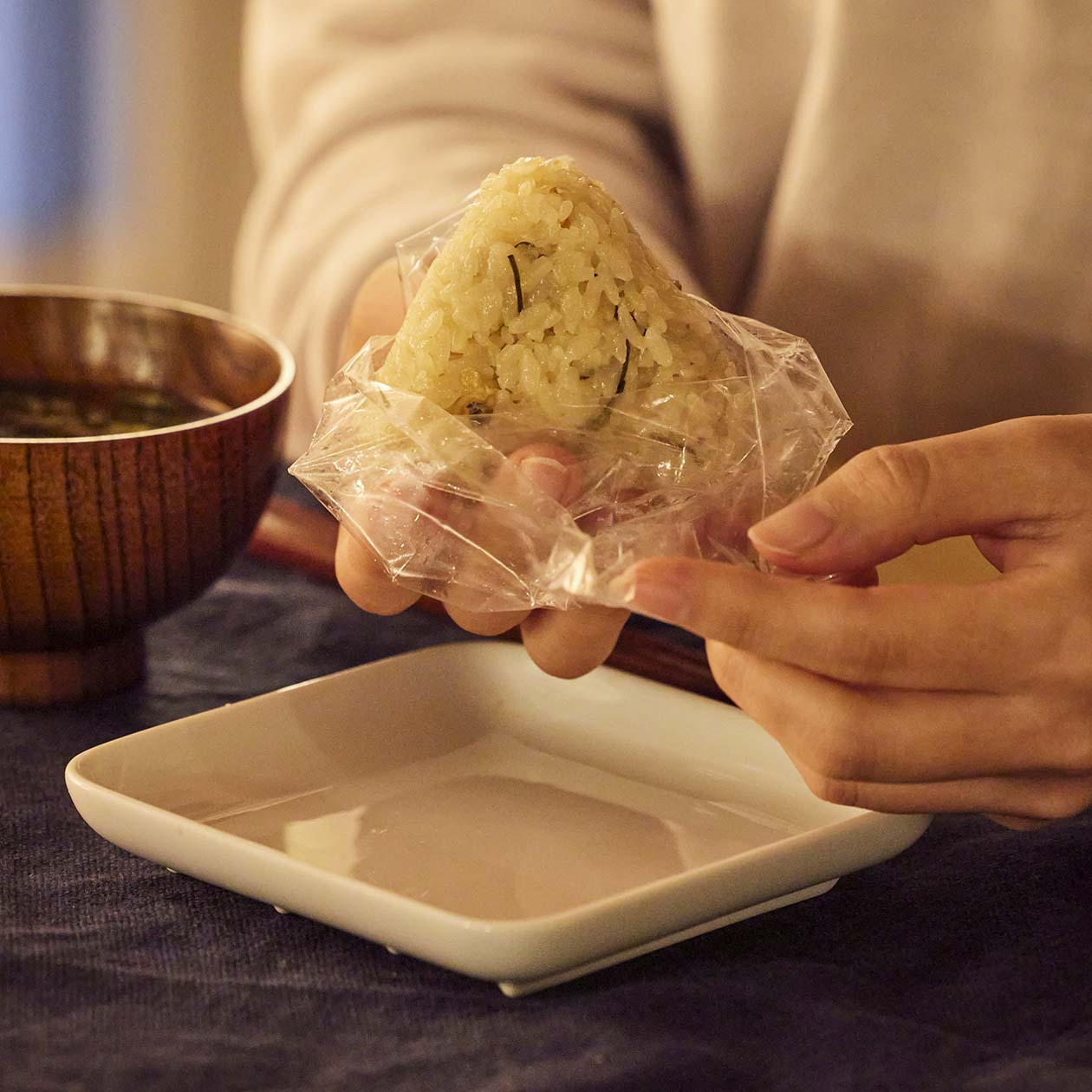 無印良品のあさりと昆布のおこわおにぎりを食べようとしているところ