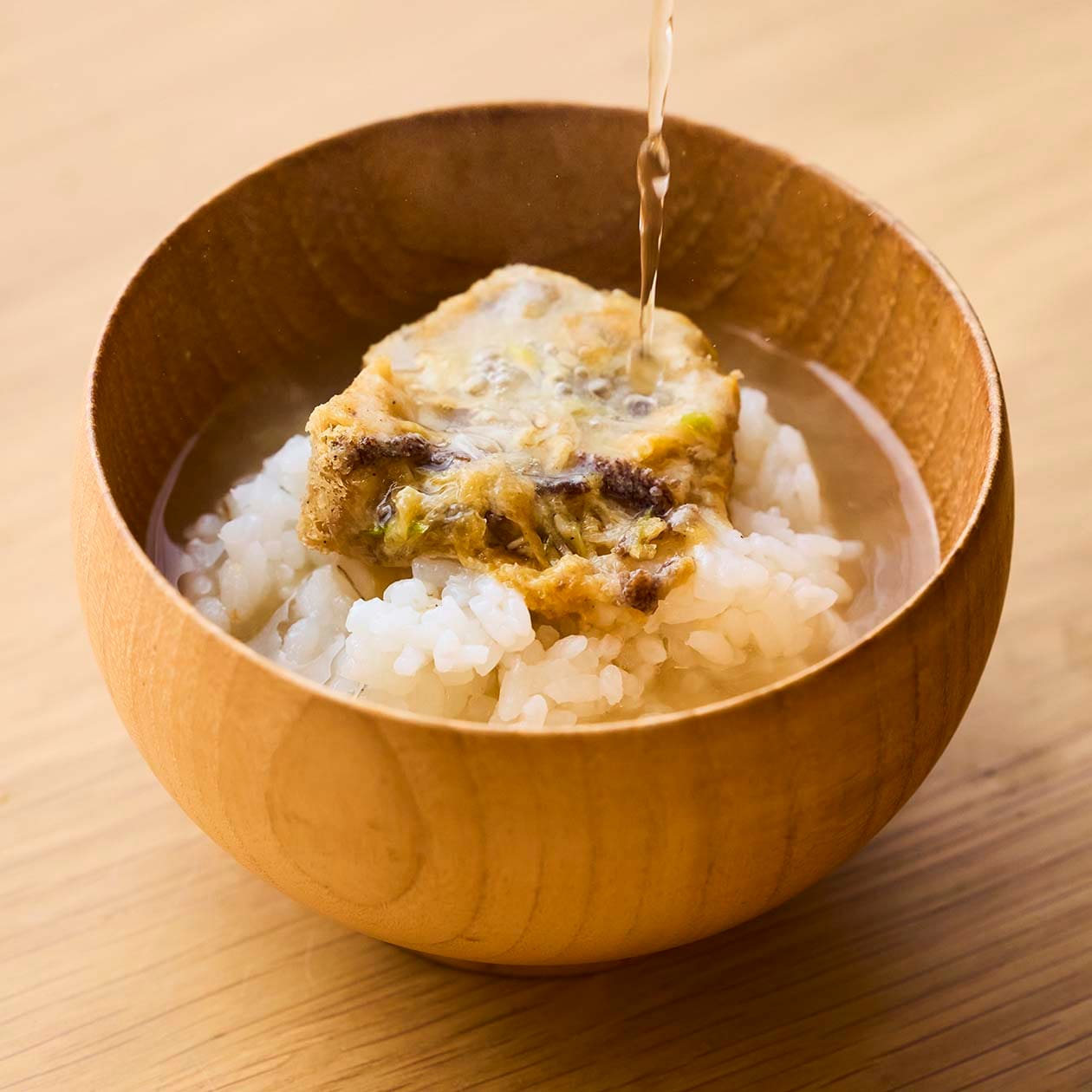 無印良品の食べるスープ、コムタムをごはんに乗せてお湯をかけているところ