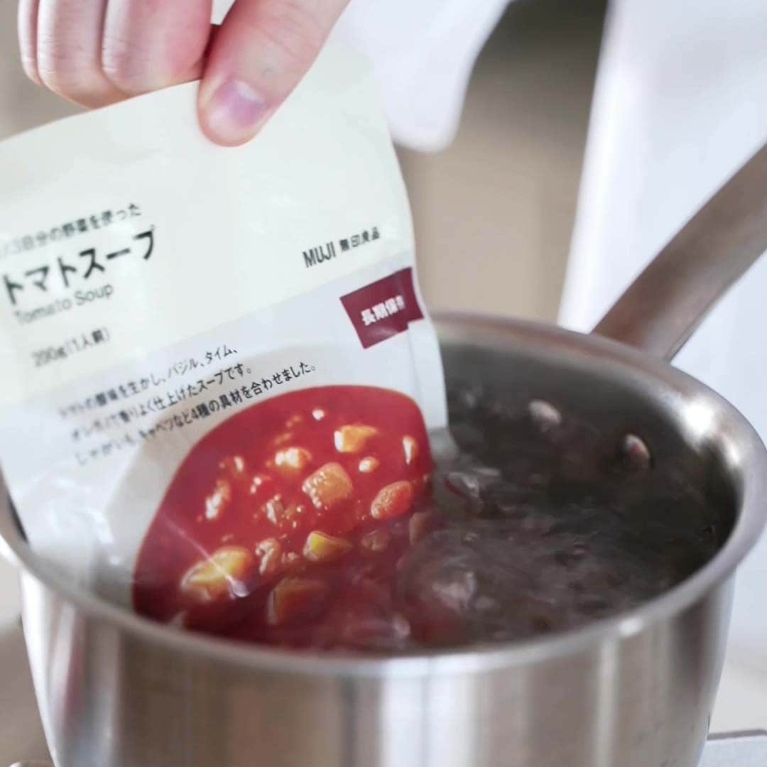 無印良品の長期保管できるレトルト食品を湯せんしているところ