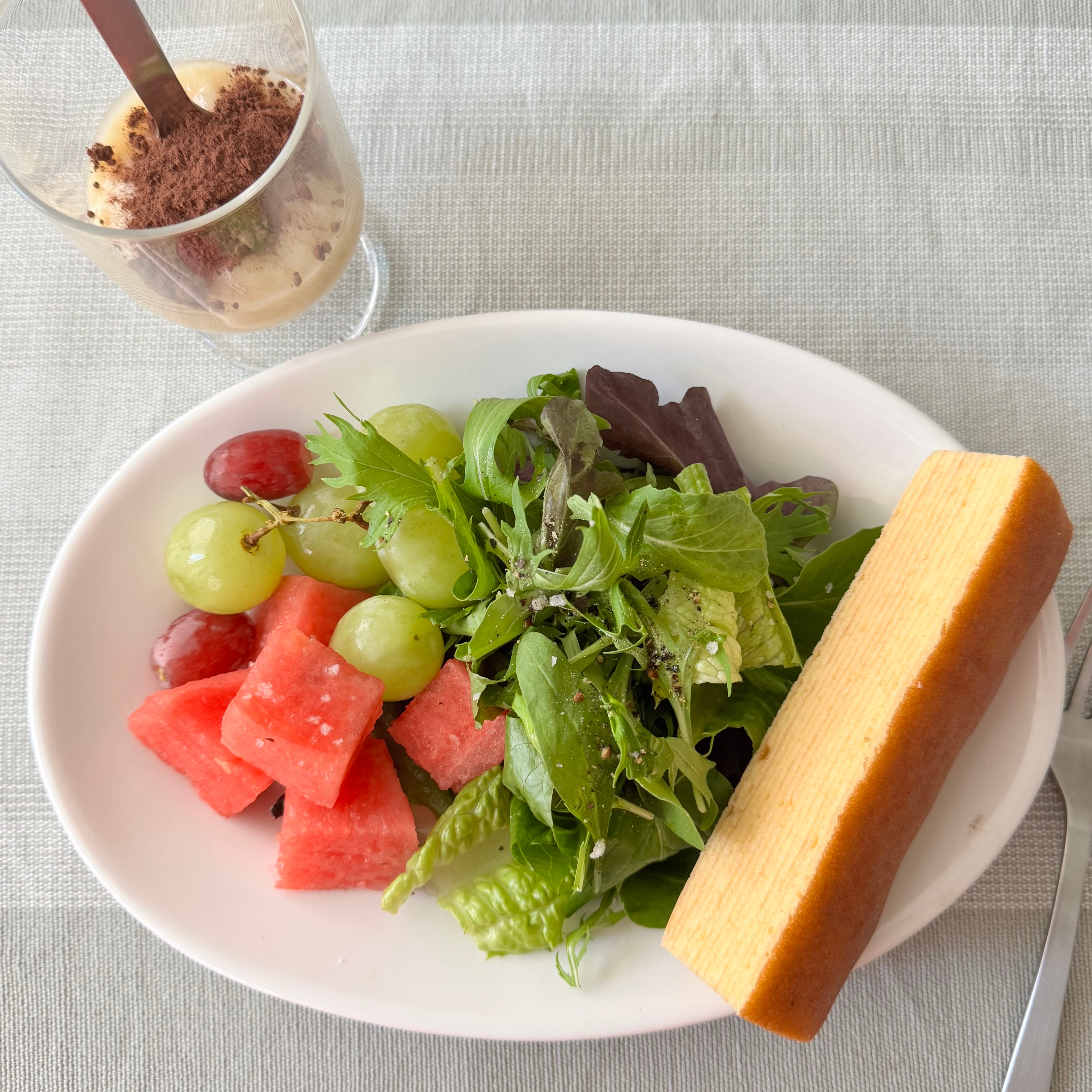 無印良品『たんぱく質がとれるバウム エッグ＆チーズ』を使った朝食アイデア　サラダ＆甘酒ココアを合わせた「エッグ＆チーズバウムプレート」