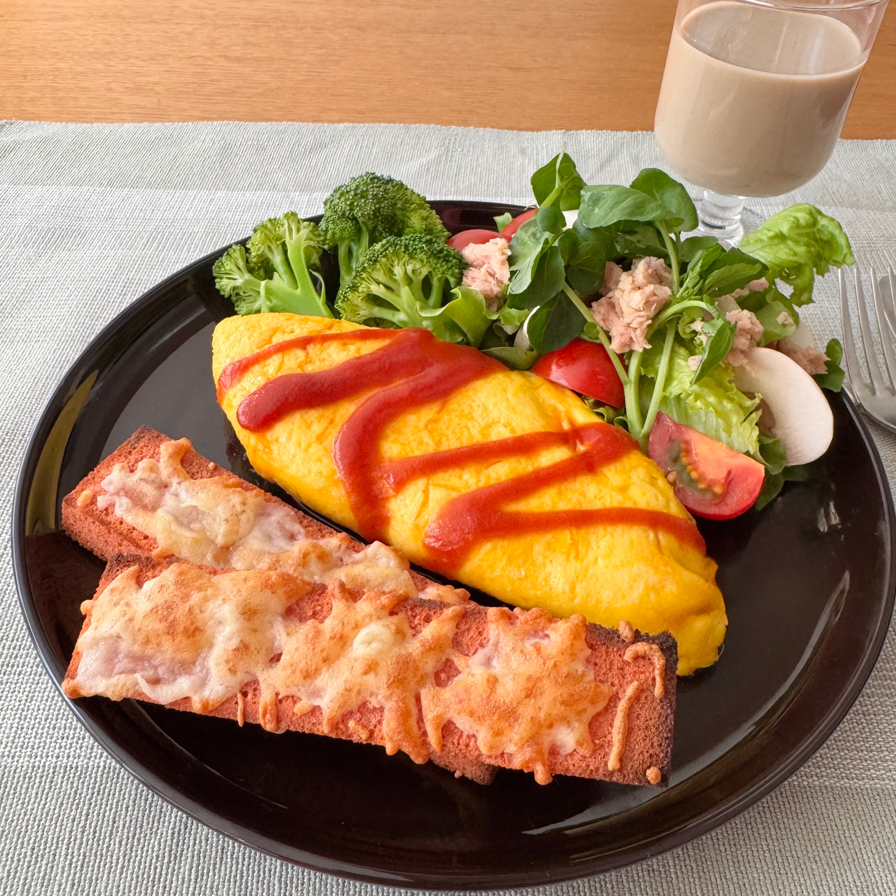 無印良品『食物繊維がとれるバウム トマト＆バジル』を使った朝食アイデア　「トマト＆バジルバウムプレート」