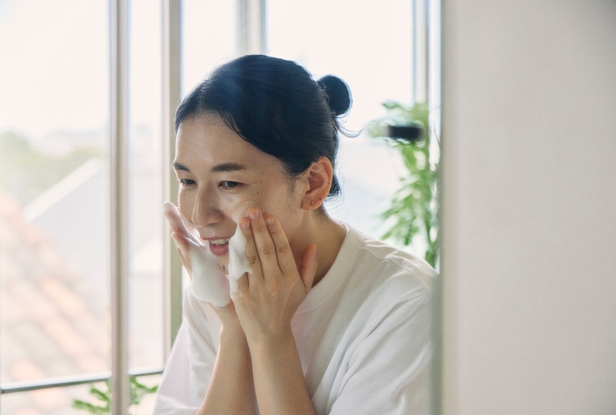 無印良品の敏感肌用薬用泡洗顔フォームで洗顔するスタッフの湯本さん
