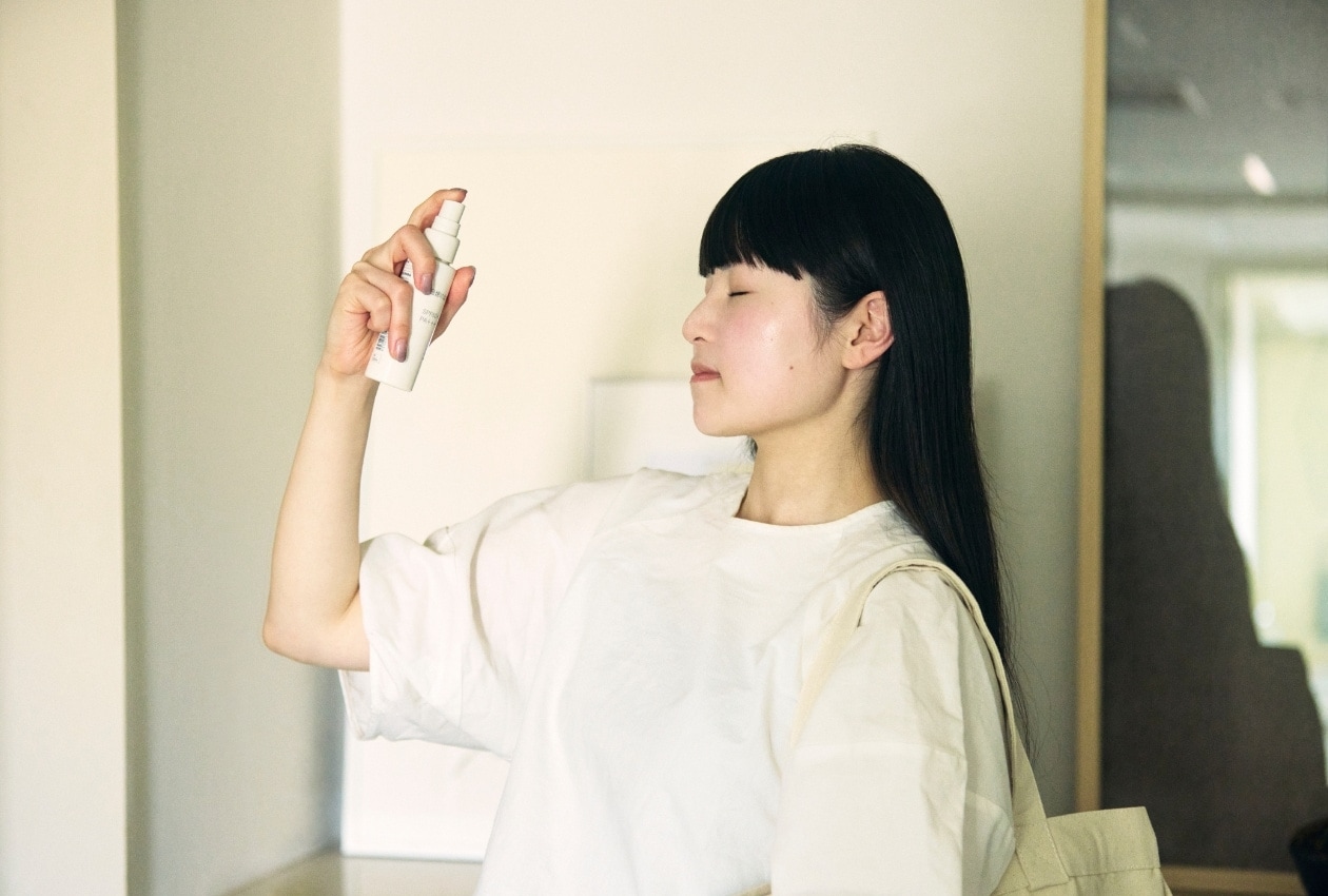 無印良品の日焼け止めミストを使うスタッフの髙梨さん