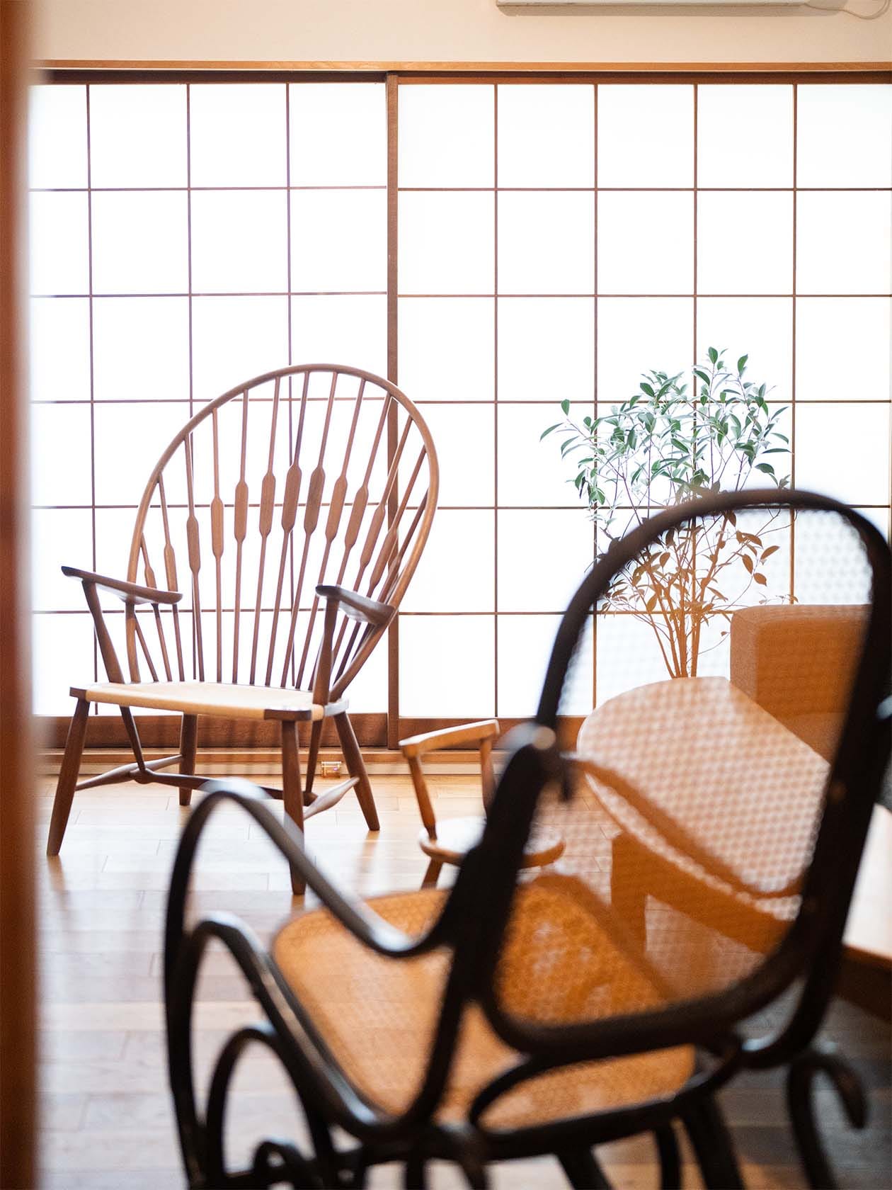 林さん宅1階の、THONET のロッキングチェアとハンスウェグナーのピーコックチェア