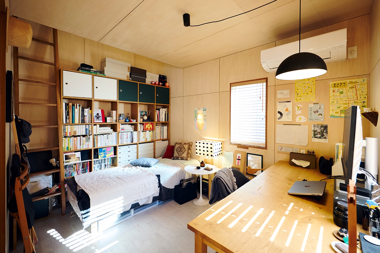 無印良品のスタッキングシェルフと脚付マットレスのある部屋