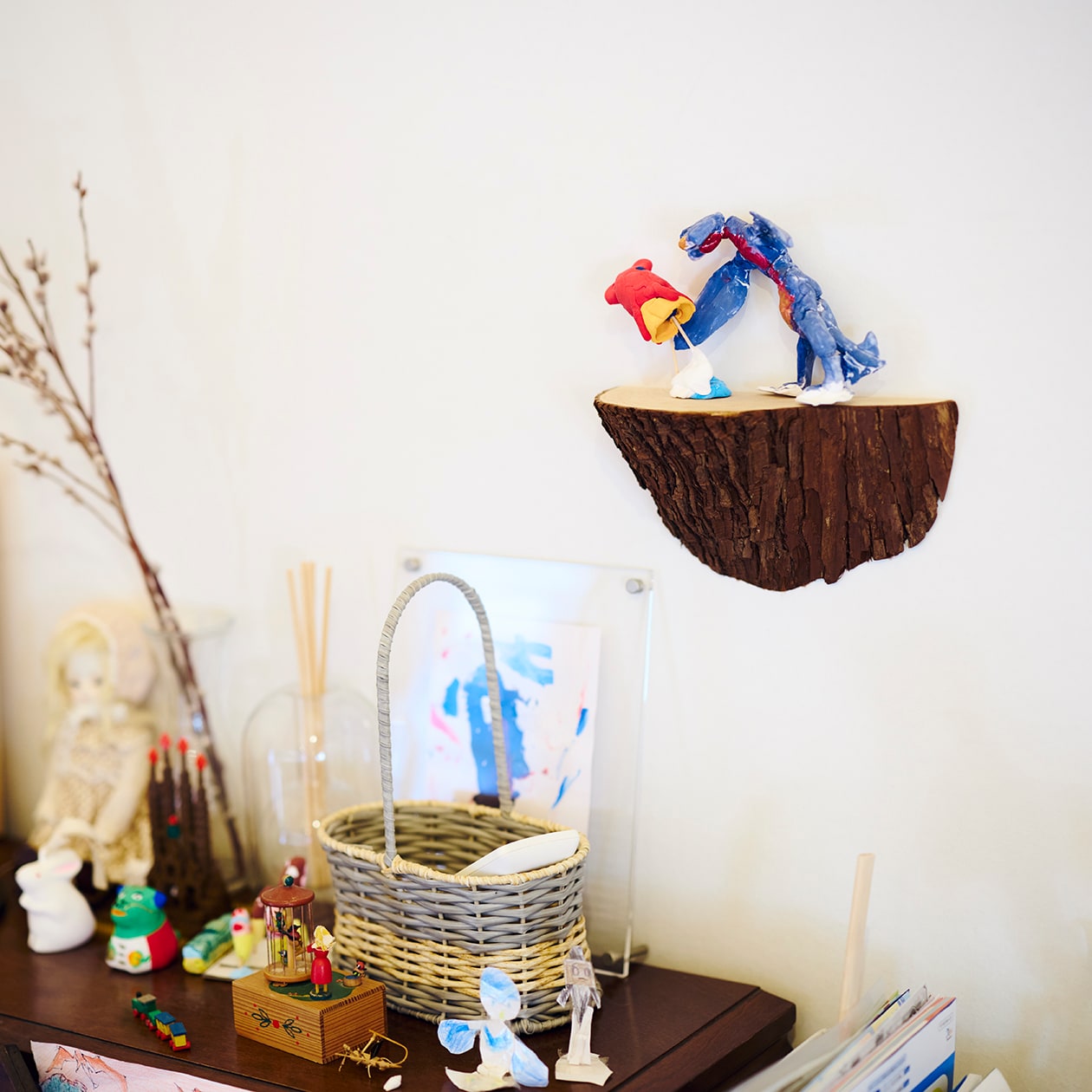木端でできた壁に付けられる家具