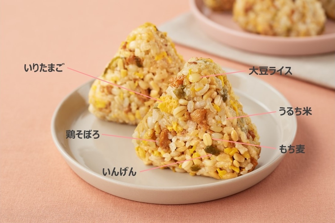 たんぱく質がとれるおにぎり　鶏そぼろと玉子