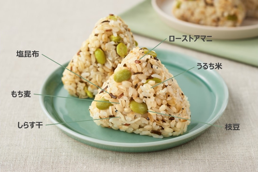 食物繊維がとれるおにぎり　もち麦ごはんの枝豆と塩昆布