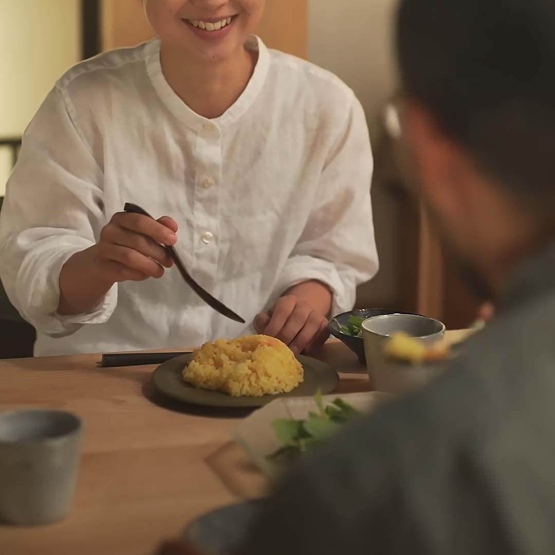 夕食を食べる女性の手元