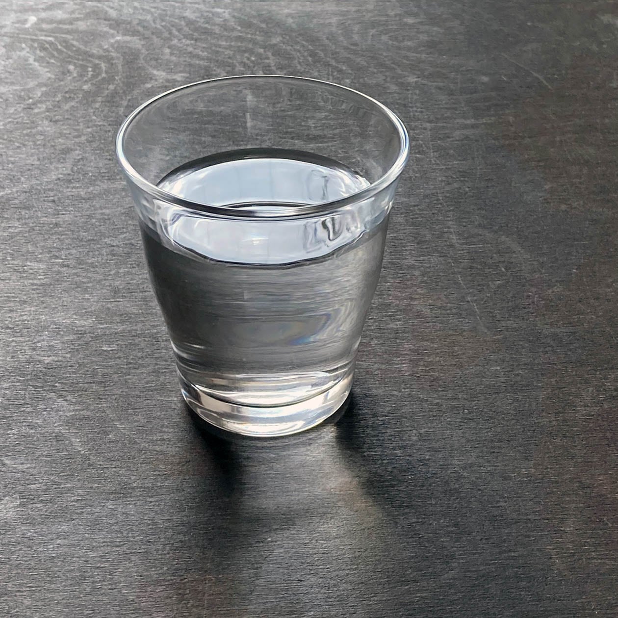 水が入った、無印良品のグラス
