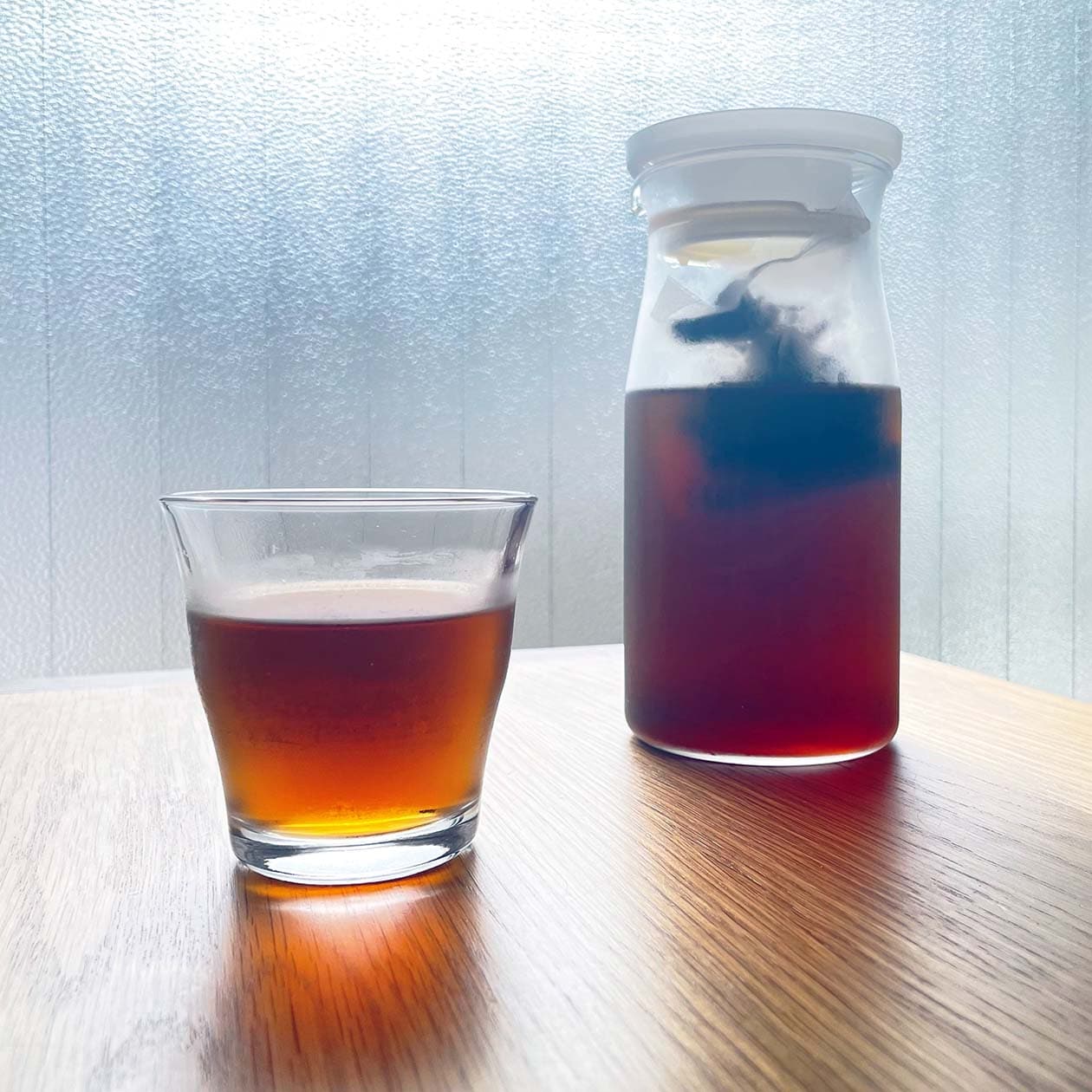 麦茶が入っている、無印良品のグラスと耐熱ガラスピッチャー