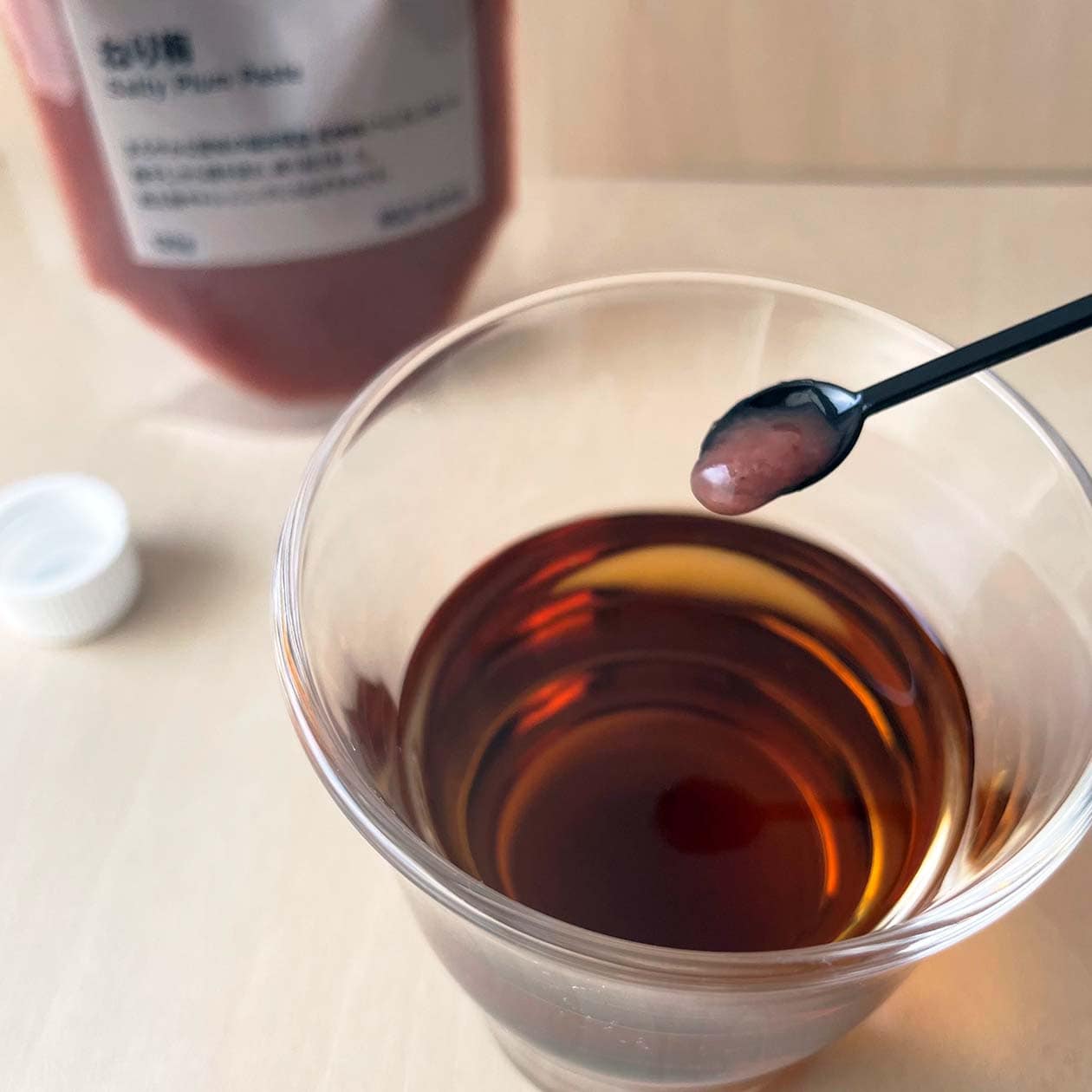 無印良品のねり梅を麦茶に一匙、加えているところ