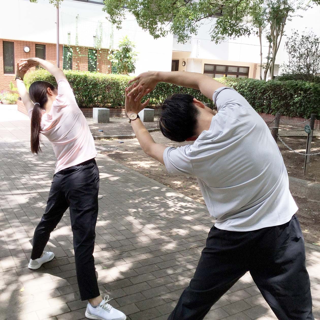 ストレッチをするふたり